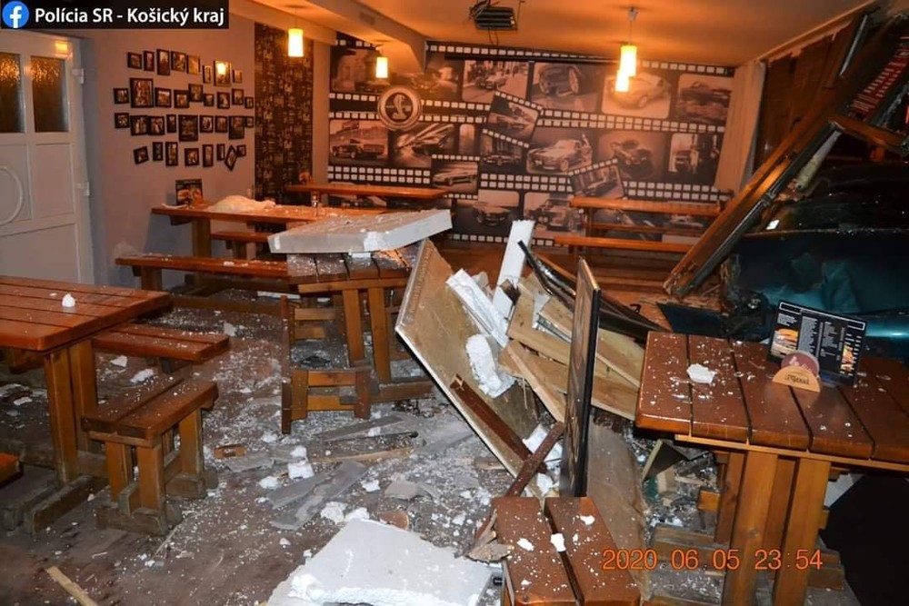 Vodič narazil do baru