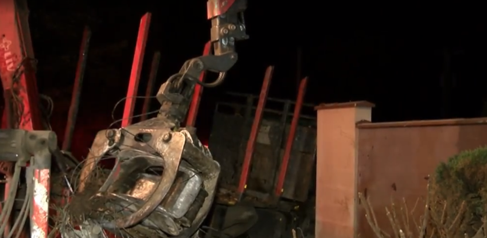 Vodičovi nákladiaku sa počas jazdy uvoľnila hydraulická ruka. Ničila všetko, čo jej stalo v ceste