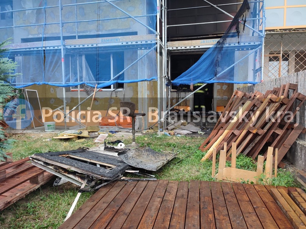 V Karlovej Vsi horel byt