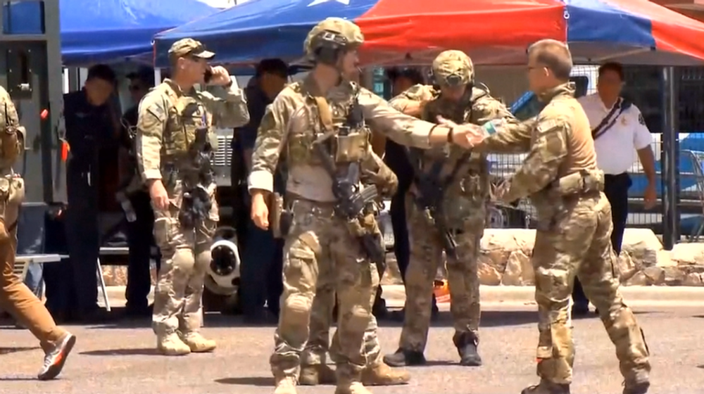 Streľba v nákupnom centre.  Strelec za sebou zanechal množstvo obetí a antiimigrantský odkaz