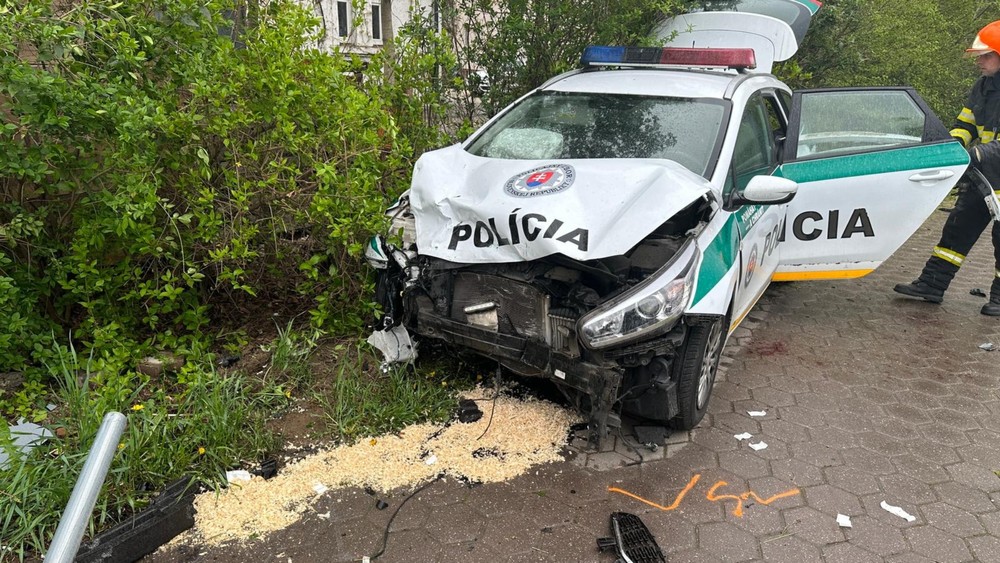 Zrážka osobného auta s policajtmi (3)