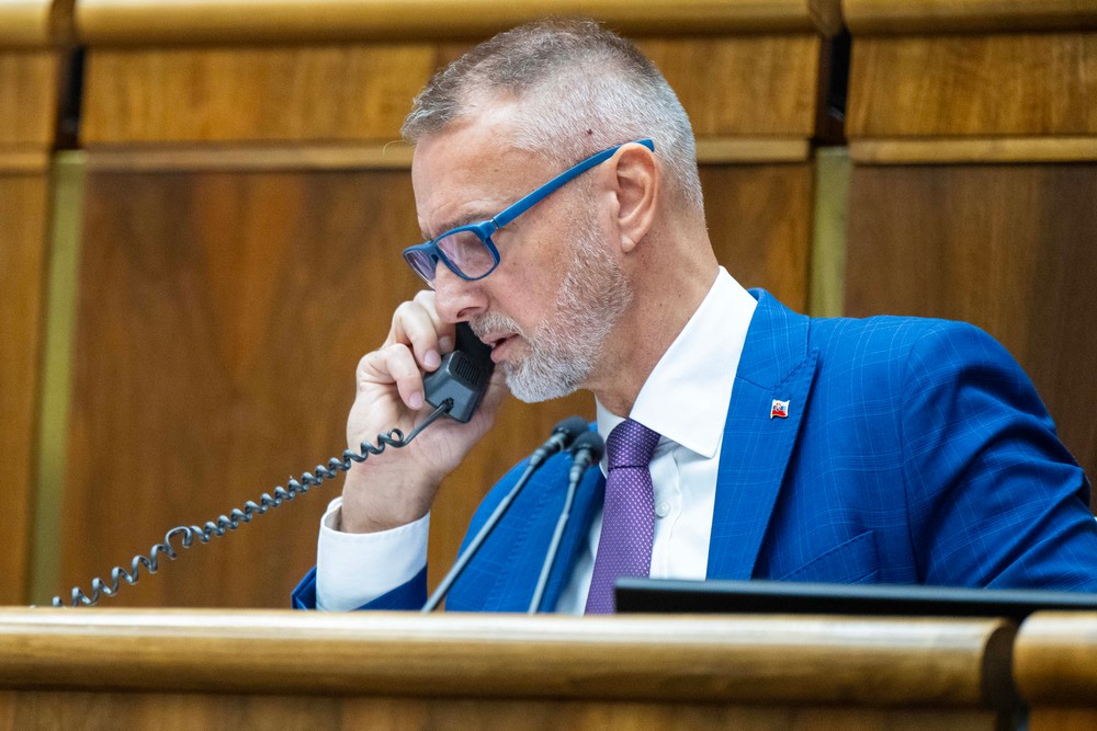 Schôdza parlamentu k návrhom na vyslovenie nedôvery siedmim ministrom