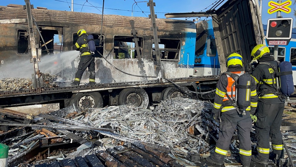 zrážka vlak kamion požiar hasiči (4)