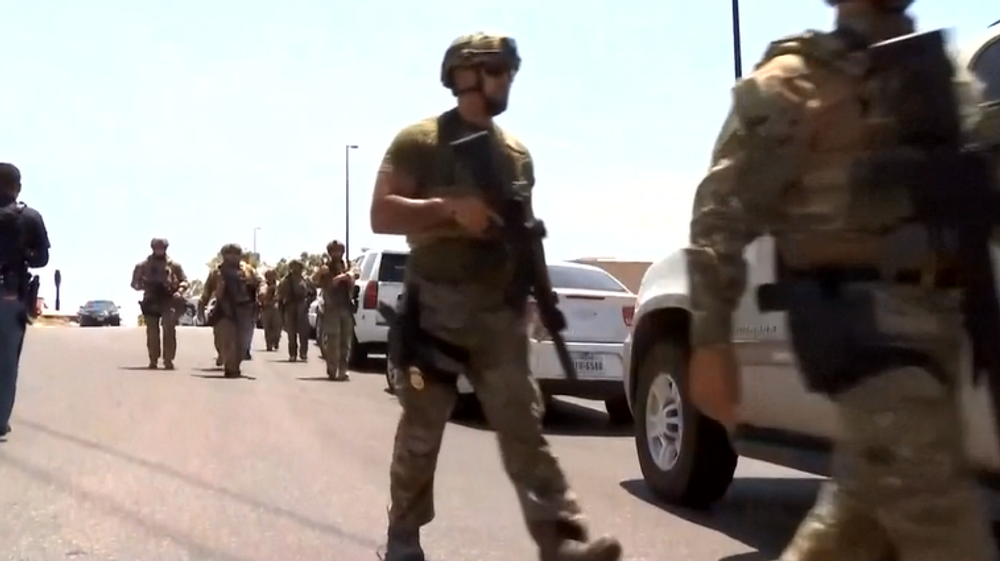 Streľba v nákupnom centre.  Strelec za sebou zanechal množstvo obetí a antiimigrantský odkaz