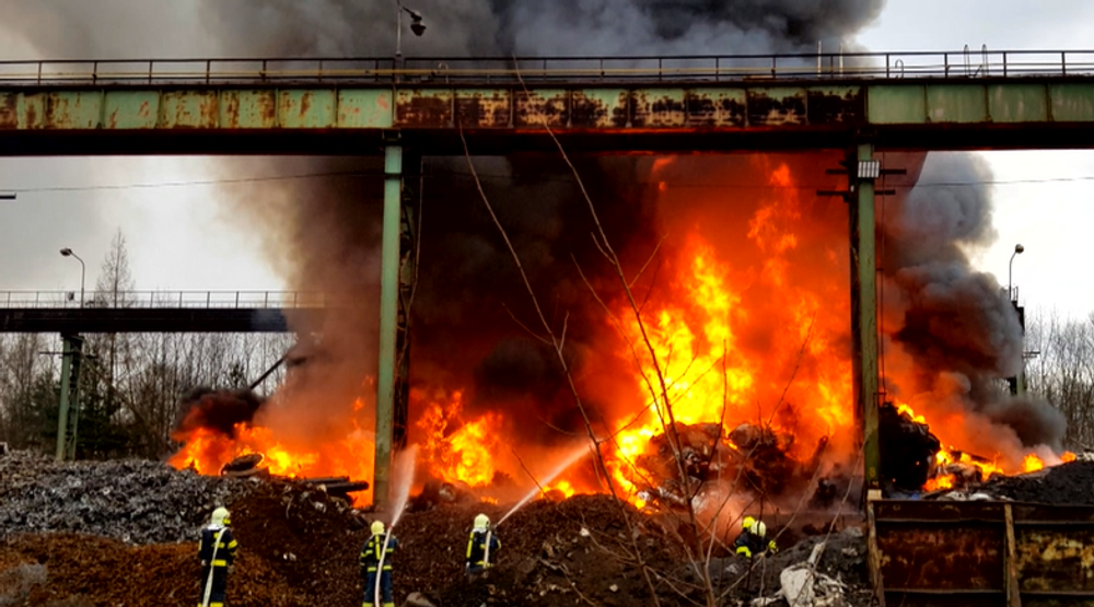 Obrovský požiar zachvátil šrotovisko. Vidieť ho bolo na desiatky kilometrov ďaleko