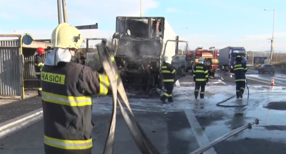 Pri Prešove horel počas jazdy kamión