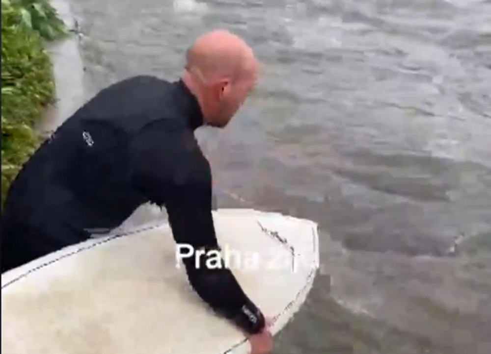 Surfer alebo skokan: Ľudia počas záplavy hazardujú so svojim životom 