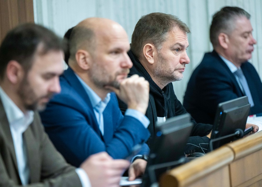 Schôdza parlamentu k návrhom na vyslovenie nedôvery siedmim ministrom