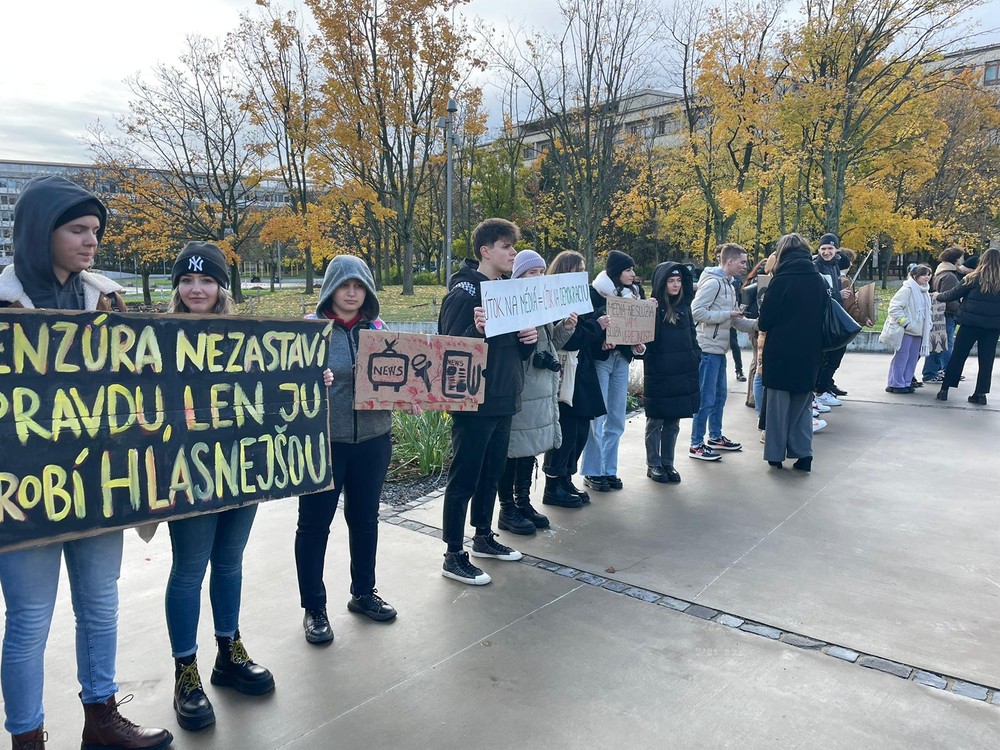 protest študenti žurnalistiky urad vlady (2)