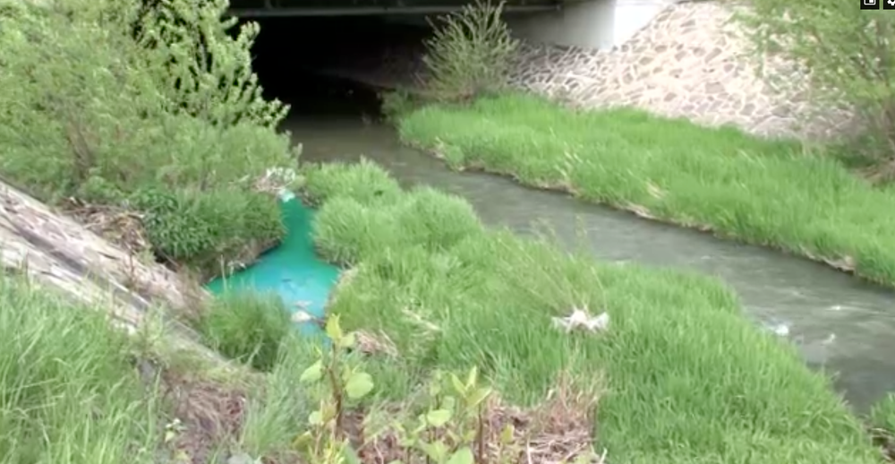 Miestny potok v Žiline dostal zvláštne sfarbenie
