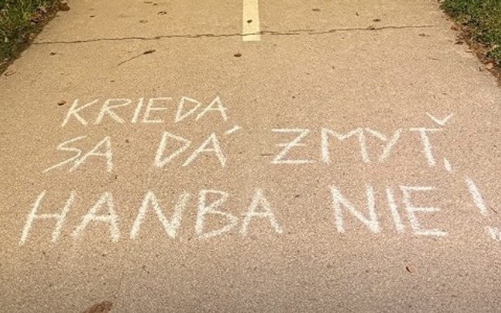 Nápisy na chodníkoch a cestách