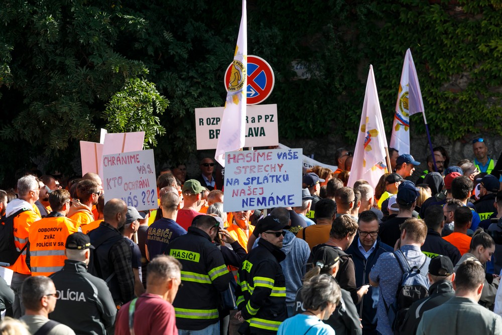Zhromaždenie Odborového zväzu polície pred budovou parlamentu v Bratislave