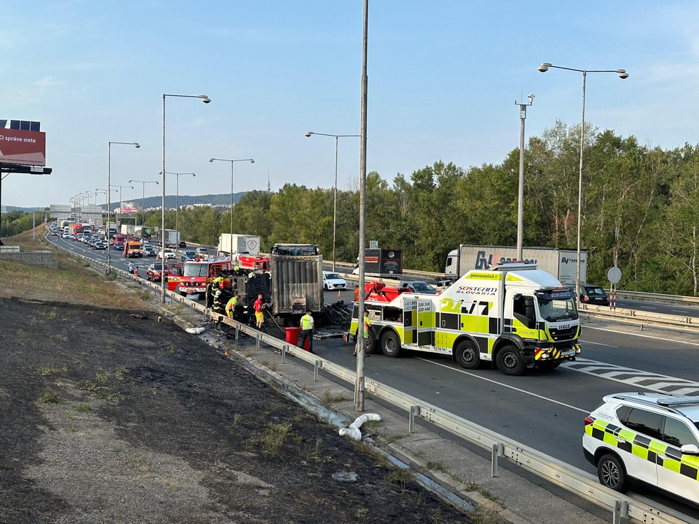 Požiar nákladného vozidla za mostom