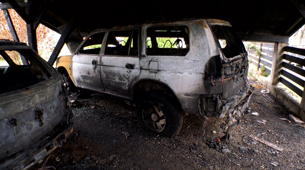 Dlhoročnému poslancovi a jeho dcére podpálili autá