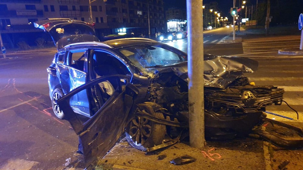 Tragická nočná autonehoda: Štyri osoby sú v kritickom stave, jedno z áut dokonca zachytilo chodca na priechode