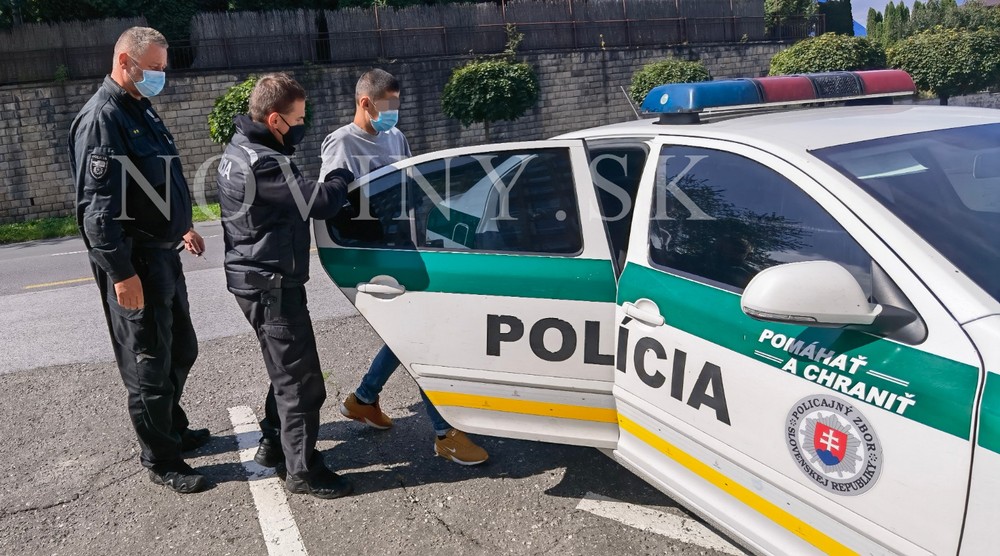 15-ročného mladíka prevážajú na policajné oddelenie
