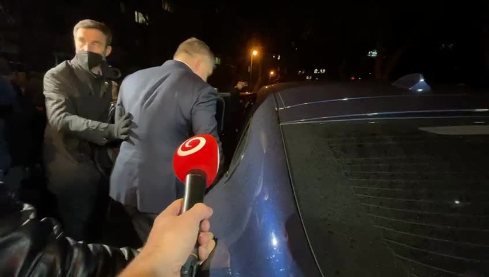 Do auta Roberta Fica hodili dlažobnú kocku a rozbili sklo