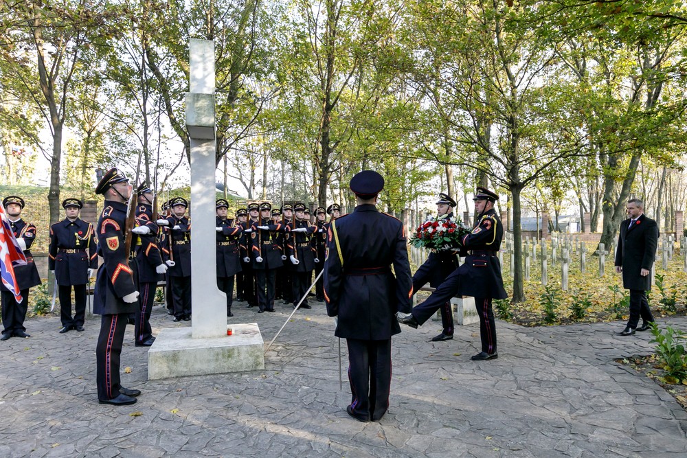 Peter Pellegrini si na vojenskom cintoríne v Petržalke