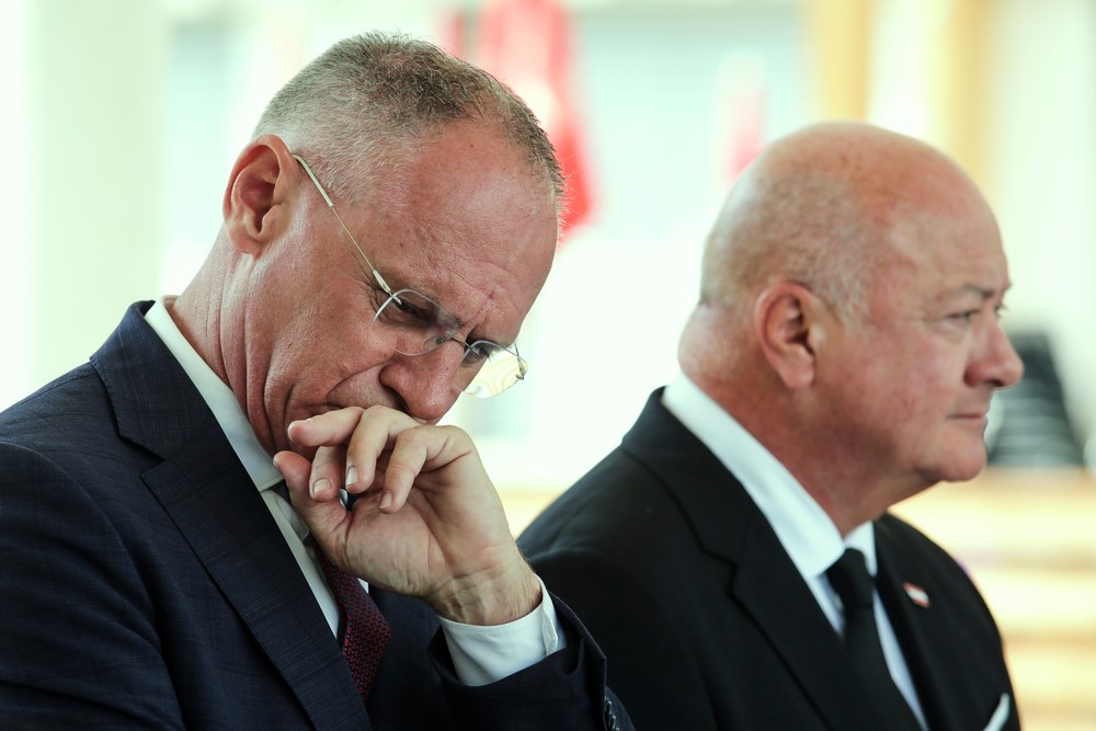 Politici pred školou v Grazi