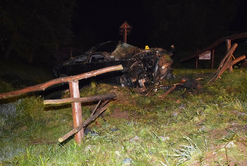 Opitý vodič skončil s autom v koryte potoka. To mu však neprekážalo, pokračoval ďalších 50 metrov