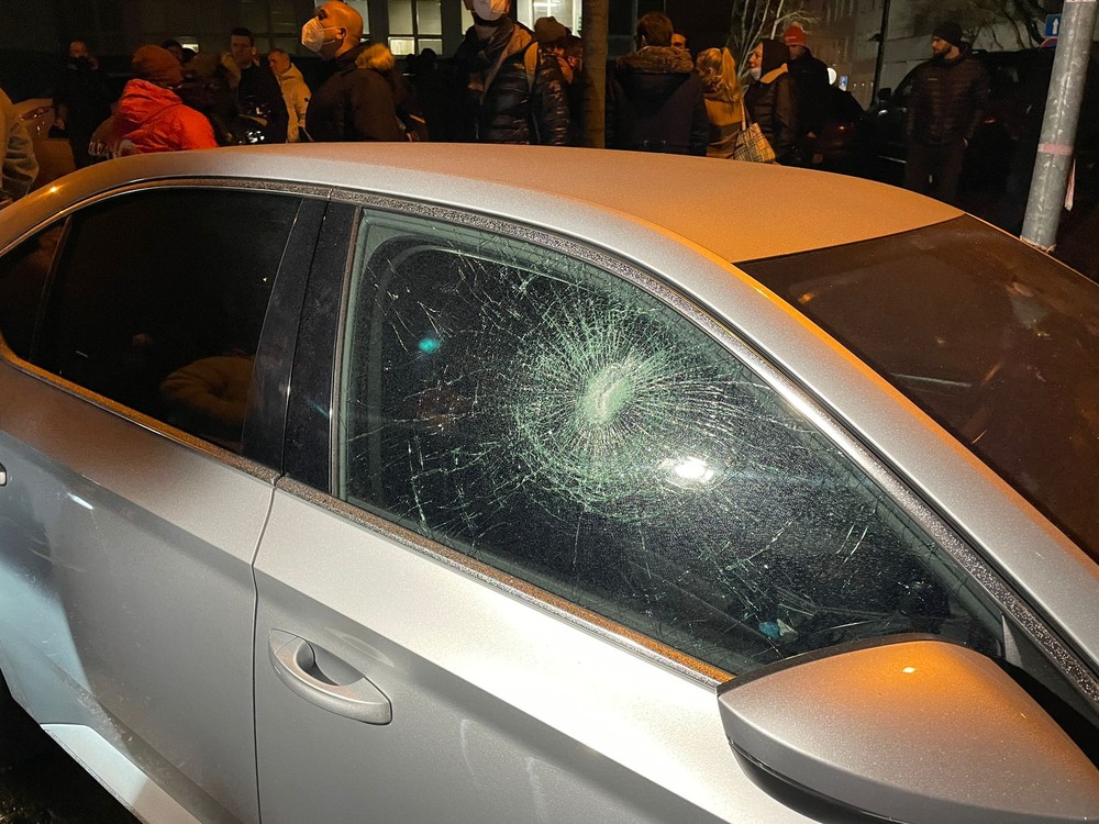 Do auta Roberta Fica hodili dlažobnú kocku a rozbili sklo 