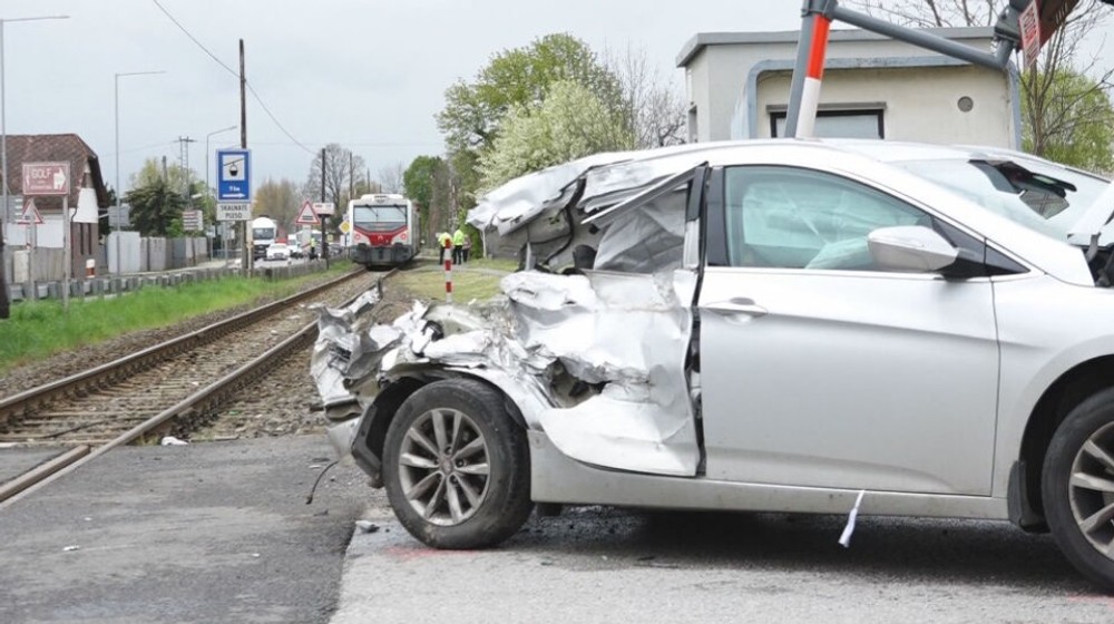 Zrážka auta s vlakom Veľká Lomnica (7)
