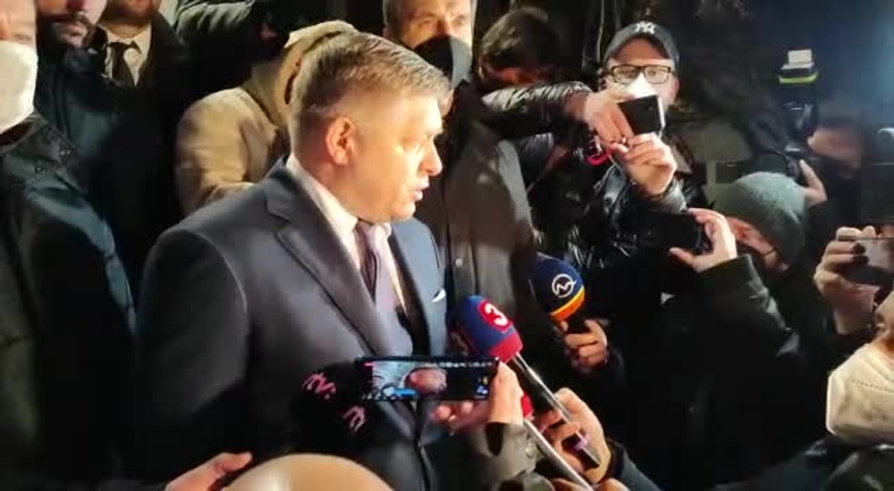 Do auta Roberta Fica hodili dlažobnú kocku a rozbili sklo