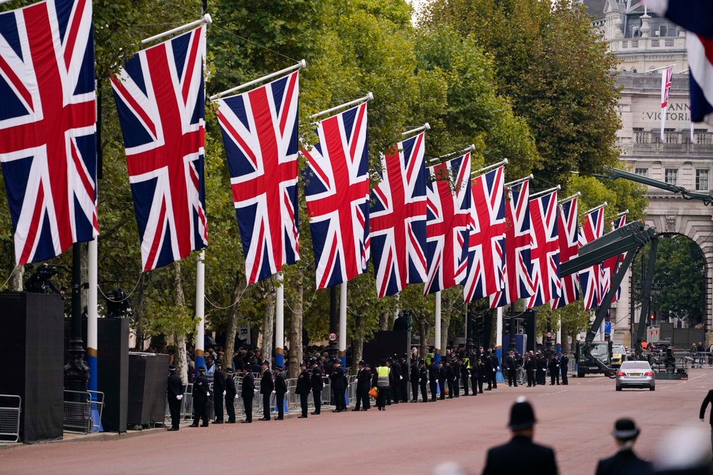 Británia sa lúči s kráľovnou Alžbetou II.