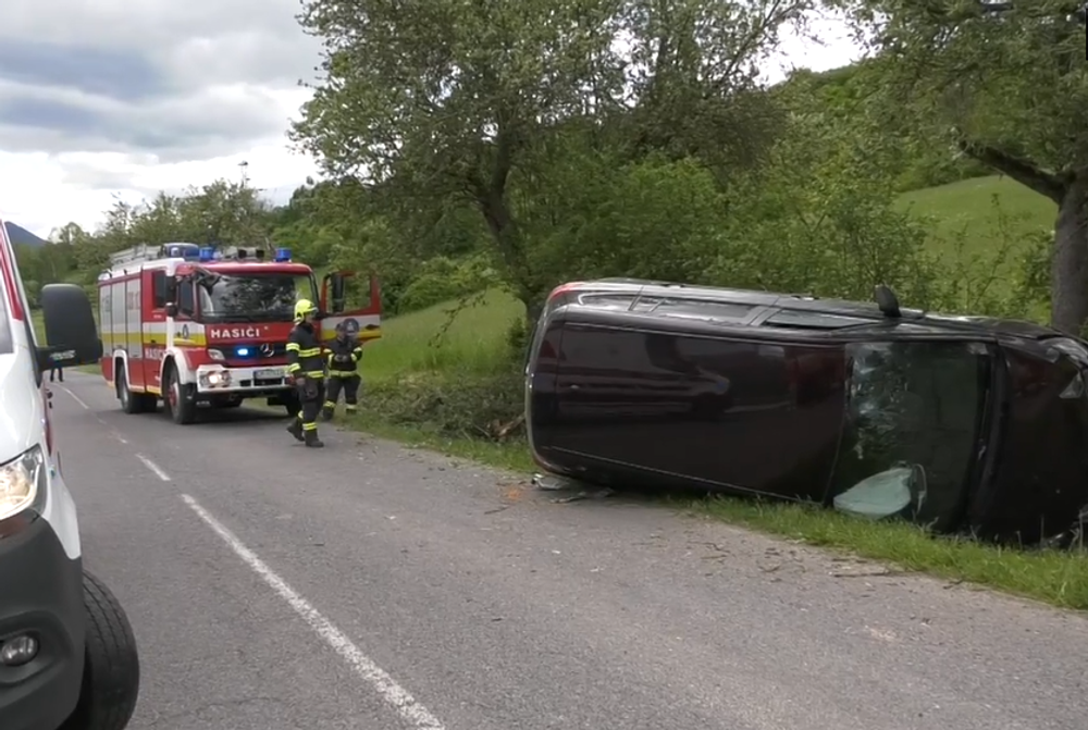 Auto skončilo na streche pri Beňadikovej