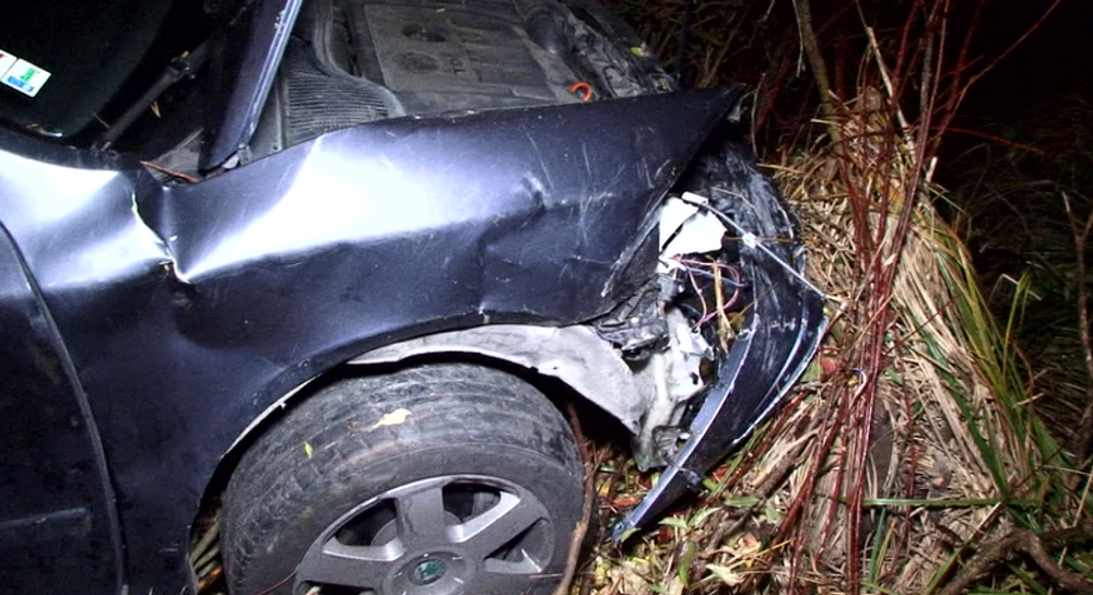 Vážna autonehoda na R1. Auto sa niekoľkokrát prevrátilo a skončilo na streche mimo cesty