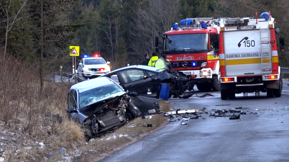 Nehoda dvoch áut si vyžiadala letecký transport. V jednom z áut ostal zakliesnený vodič
