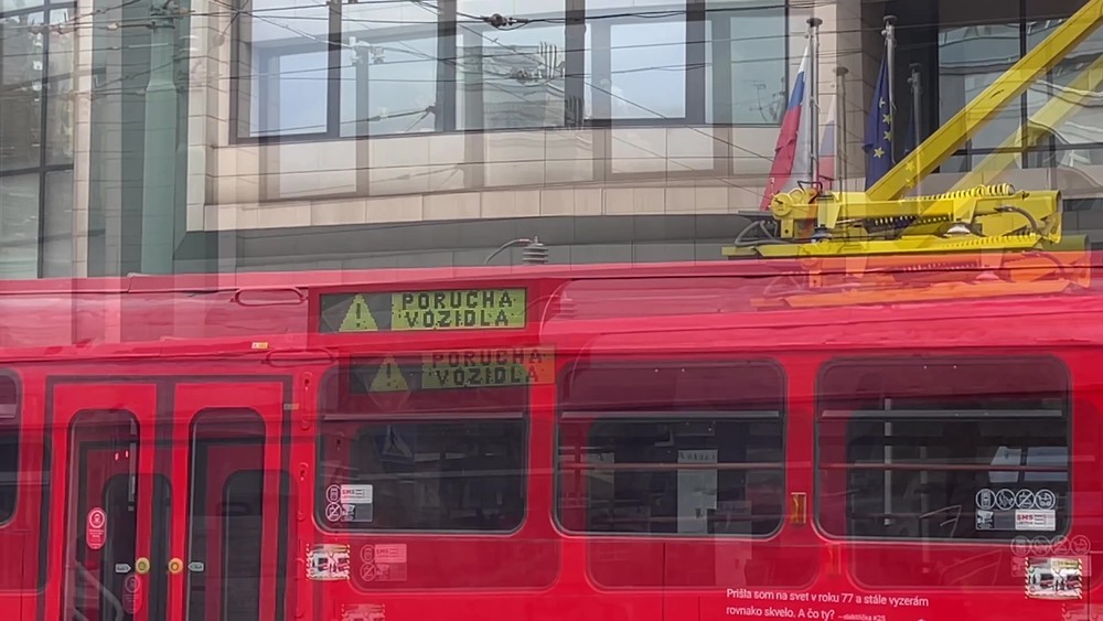 [multi] Električka vykoľajená 4466