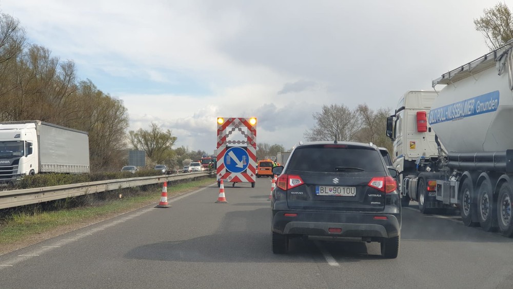 Diaľnicu D2 zablokovala nehoda