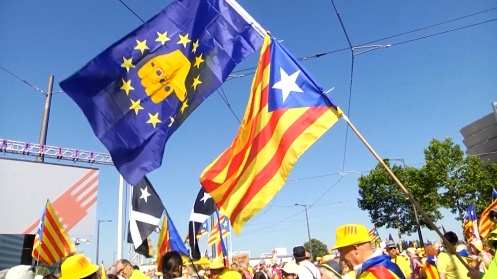 Úvodné zasadnutie nového Európskeho parlamentu poznačili protesty