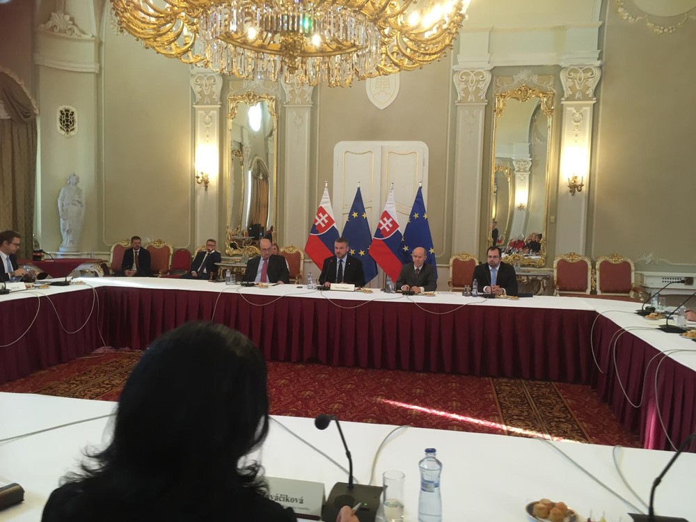 Premiér Pellegrini inicioval stretnutie za okrúhlym stolom