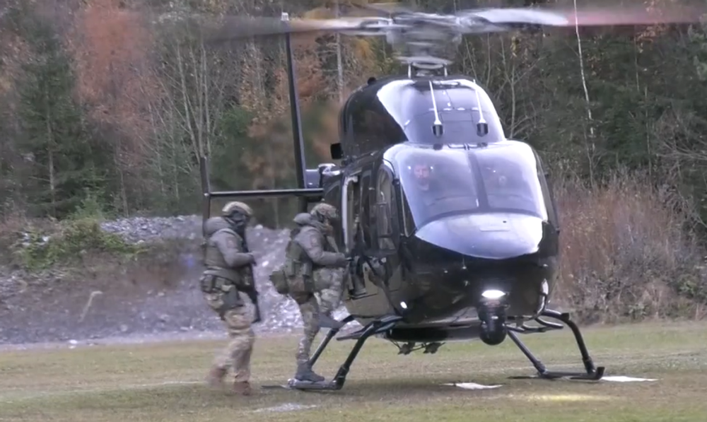 Vojaci nastupujúci do vrtuľníku 