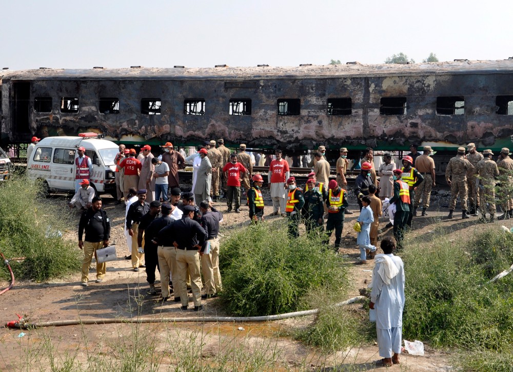 Idúci vlak zachvátil požiar, pripravil o život desiatky ľudí
