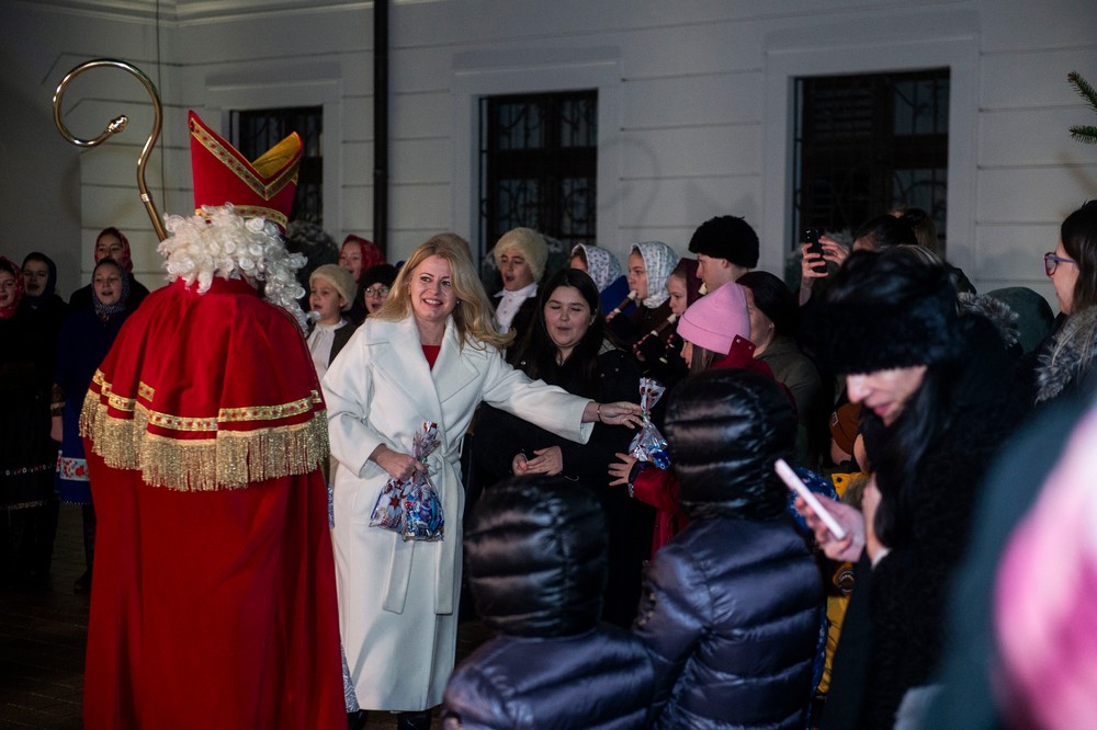 prezidentka zuzana čaputová deti mikuláš stromček (6)