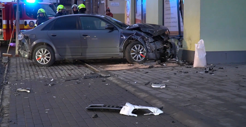 Auto prerazilo výklad