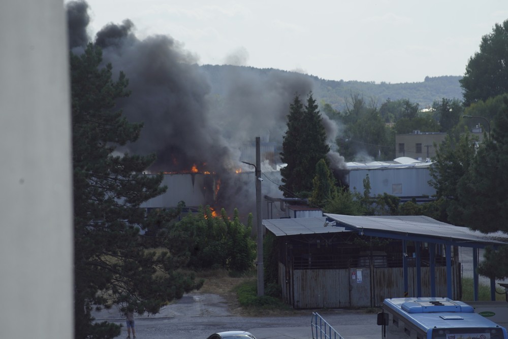 Požiar haly v Partizánskom