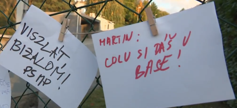 Gorila opäť ožíva aj v uliciach. Pred domom Haščáka sa zhromaždil dav demonštrantov