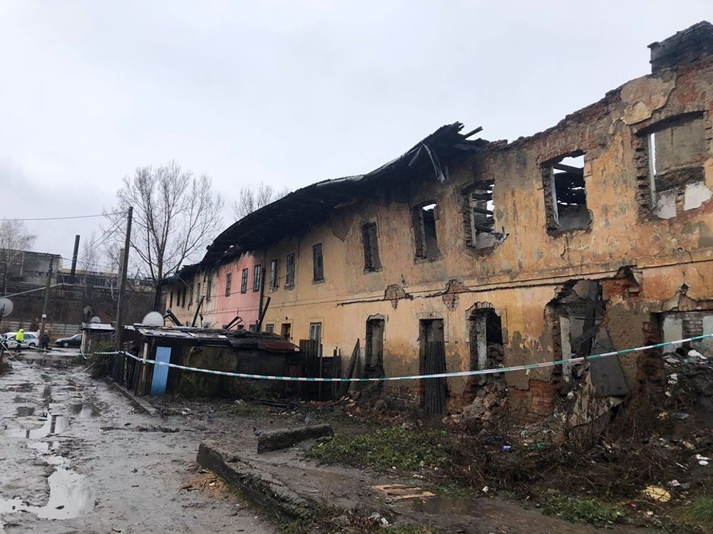 FOTO: Obyvateľom bytovky sa zrútila strecha. O strechu nad hlavou prišlo osemdesiat ľudí 