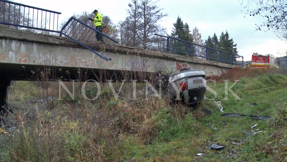Auto sa zrútilo na breh potoka