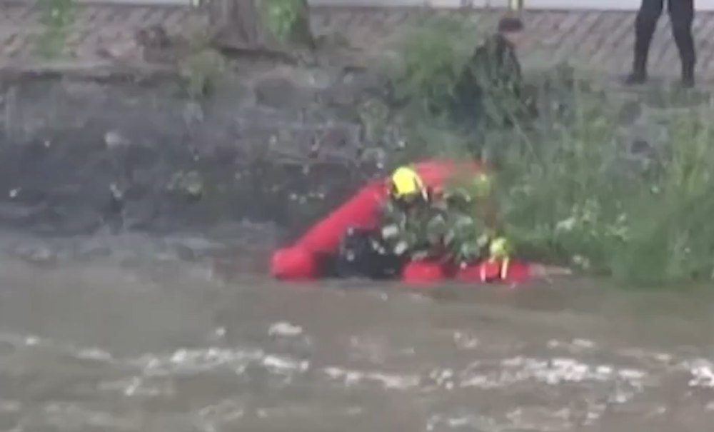 Surfer alebo skokan: Ľudia počas záplavy hazardujú so svojim životom 
