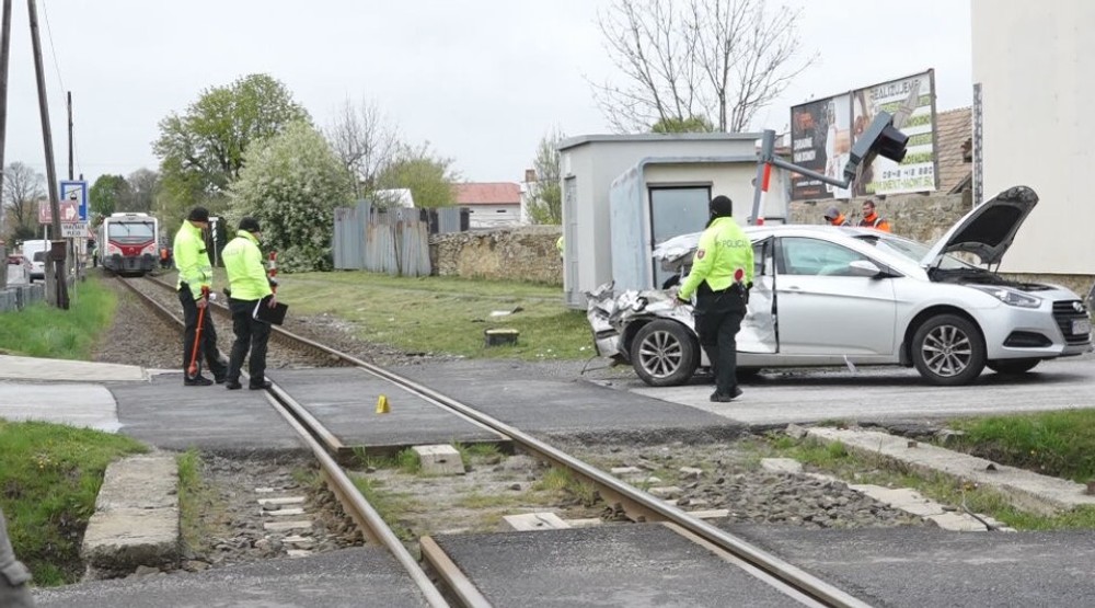 Zrážka auta s vlakom Veľká Lomnica (8)