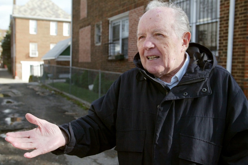 Bývalý strážca nacistického koncentračného tábora Jakiw Palij pred svojim domom v New Yorku