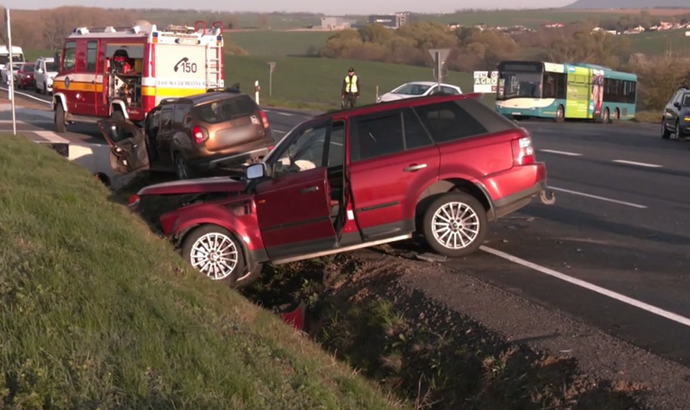 Osobné auto po zrážke pri Vrábľoch 2
