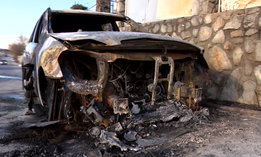 Zhorelo mu auto a teraz konská maštaľ