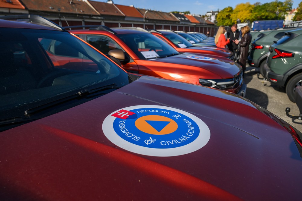 Zamestnancom odborov krízového riadenia okresných úradov odovzdali v Bratislave nové terénne vozidlá