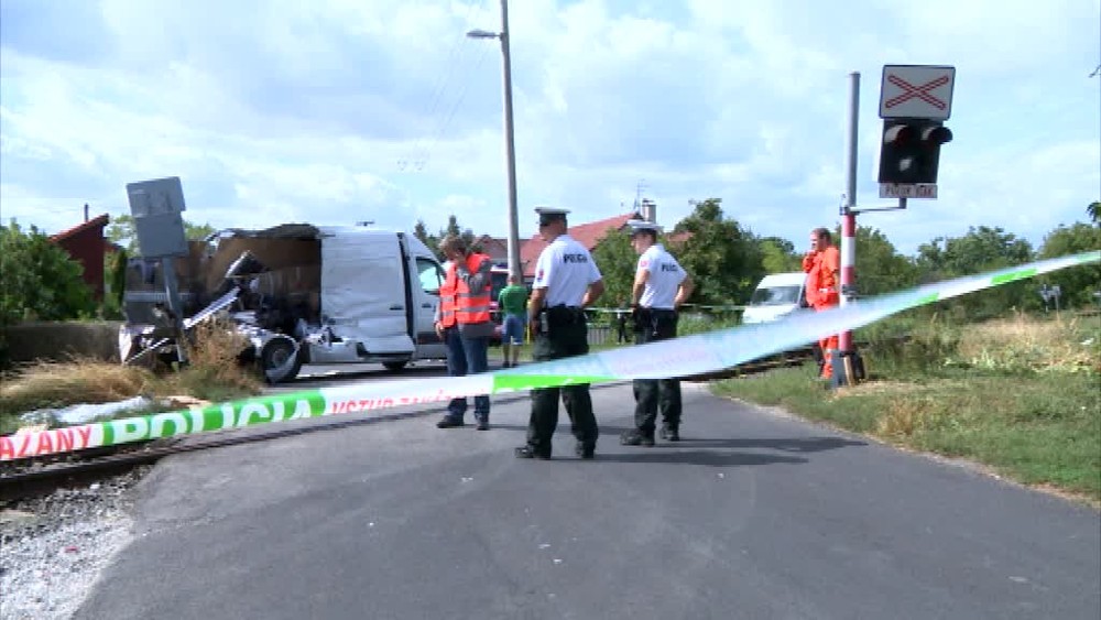 V hlavnom meste došlo k nehode osobného vlaku a dodávky1307